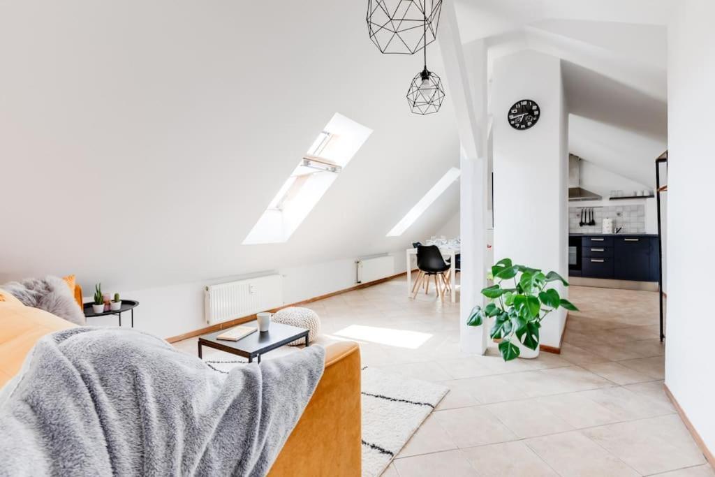 Cozy & Quiet Center Attic With Castle View - Vtub Apartment *